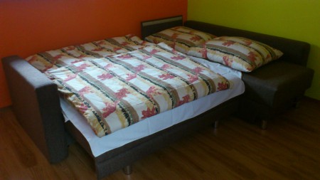 po rozložení je plocha na spanie 200x150 cm